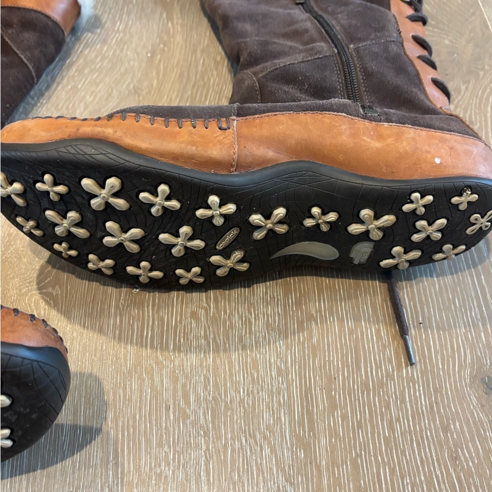 The North Face Brown and Tan Faux-Fur Trim Winter Boots 105 - Picture 4 of 6